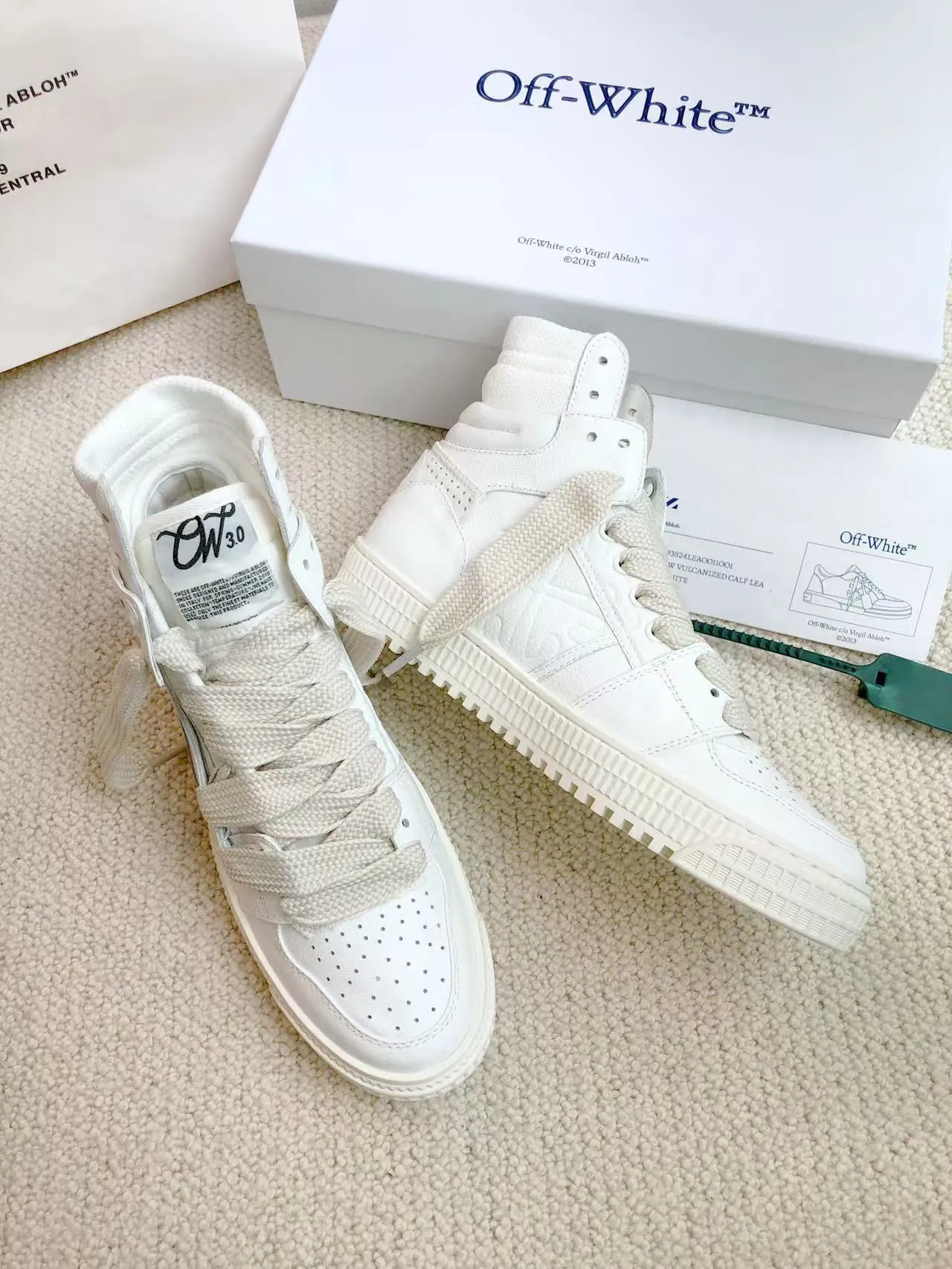 Men's shoes💰620 OFF WHITE ⚡️Couple style⚡️🍓New color🍓 The latest spring model of Gaobang street casual Martin style masterpiece, released the highest quality version on the market 👊 Series original mold opening, original lasting, production technology 1:1 original ➰🔜The best choice for more and more celebrities and Internet celebrities🔸In the classics Changes in the code🔸Innovate in the trend🔸Strive to break away from the shackles of bad street design🔝Although he is not the originator of fashion design, he is definitely a shining dark horse in avant-garde design🐴🆙Do not follow the trend🔅Not universal beauty🔅 Fabric💯First-layer cowhide Lining💯Imported skin-friendly and environmentally friendly polyester mesh Foot pads💯Original molded high-elastic environmentally friendly molding pads Midsole💯Original sleeve lasting process Outsole💯Rubber outsole Packaging💯Official website synchronizes a full set of packaging (brand wrapping paper, brand certificate, brand bag) code number 35-44, 45 customized